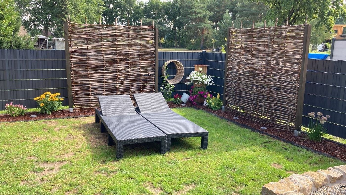 Weidensichtschutz und Liegen im Garten